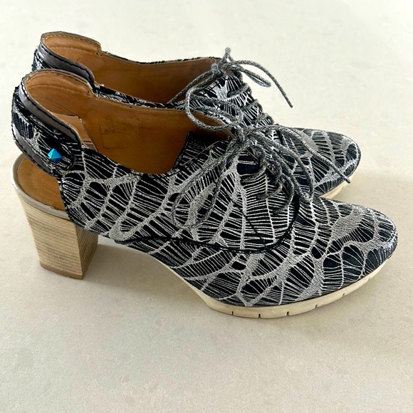 On trend metallic! Black and silver Mjus slingback heels. - Picture 1 of 6